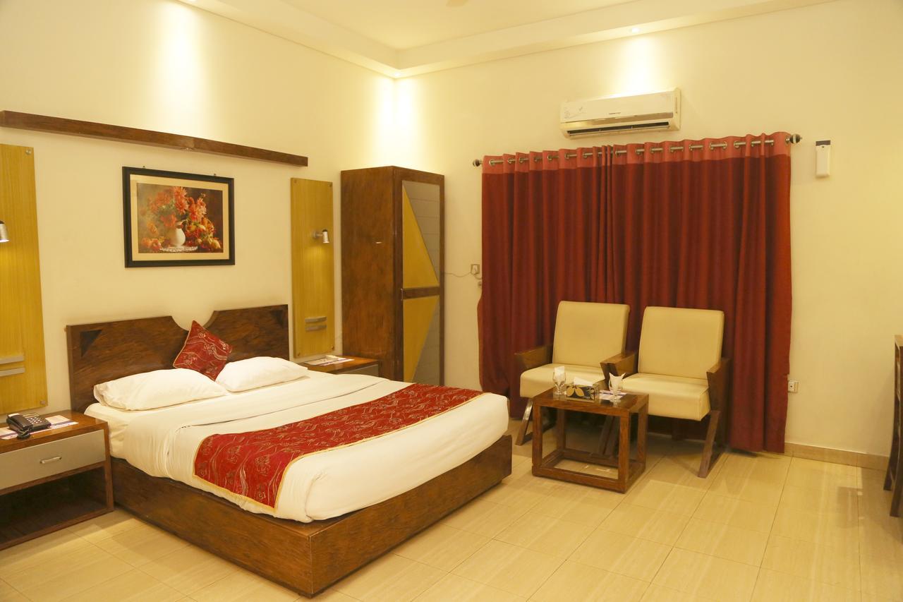 Hotel The Grand Regency Bahawalpur Esterno foto