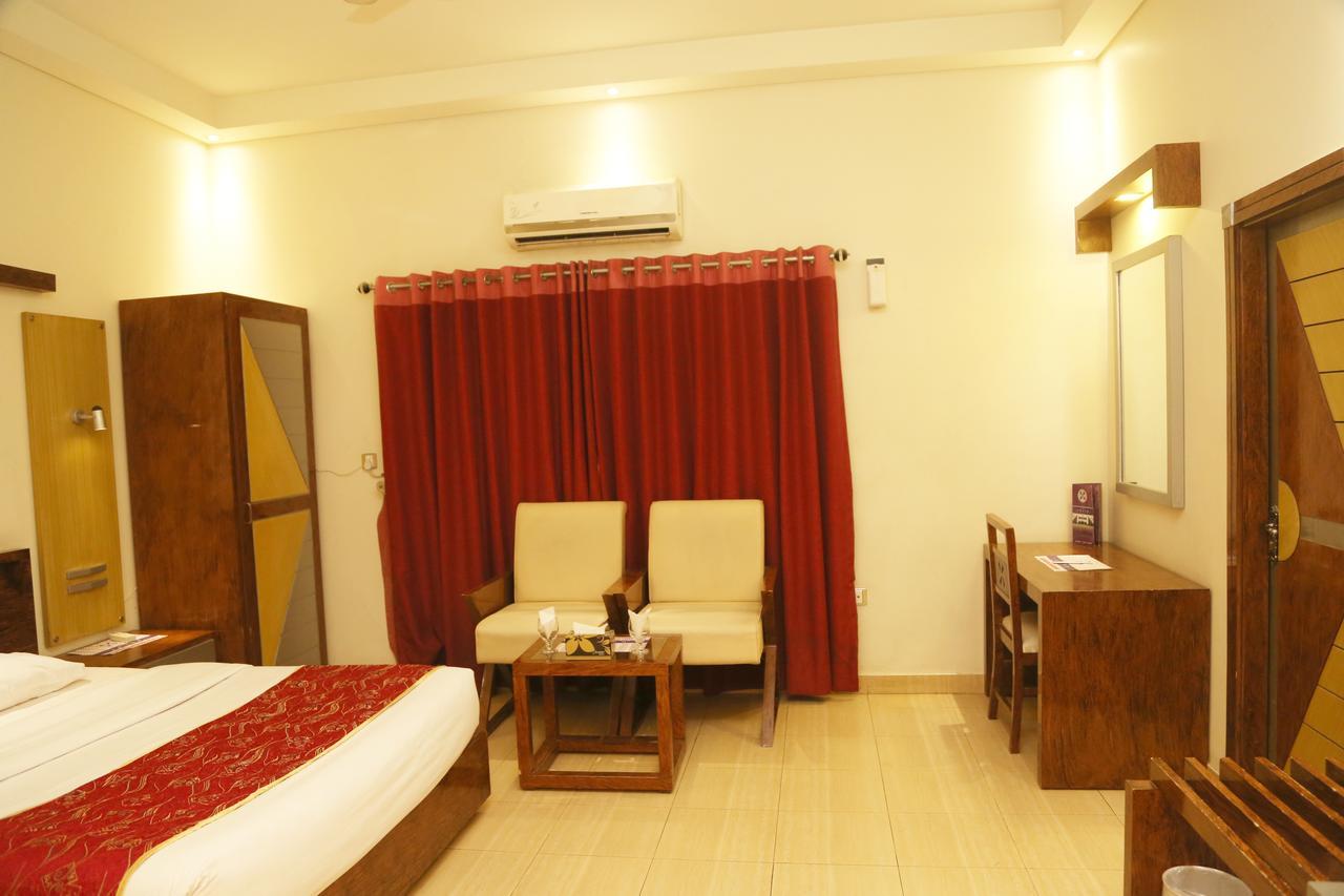 Hotel The Grand Regency Bahawalpur Esterno foto